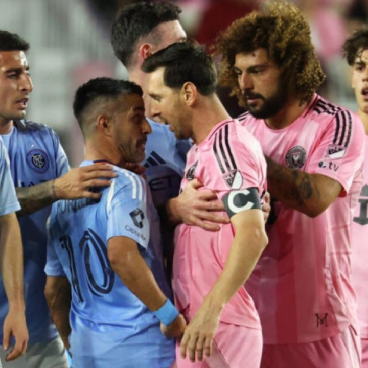 Duro cruce de Lionel Messi con un ex Selección Argentina