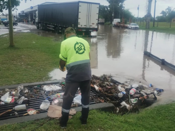 MUNICIPALIDAD DE SALTA: Lluvias en la ciudad, se retiró más de una tonelada de basura de los desagües