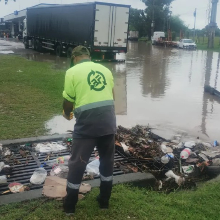 MUNICIPALIDAD DE SALTA: Lluvias en la ciudad, se retiró más de una tonelada de basura de los desagües
