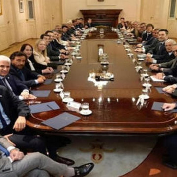 Milei a París acompañado por algunos gobernadores