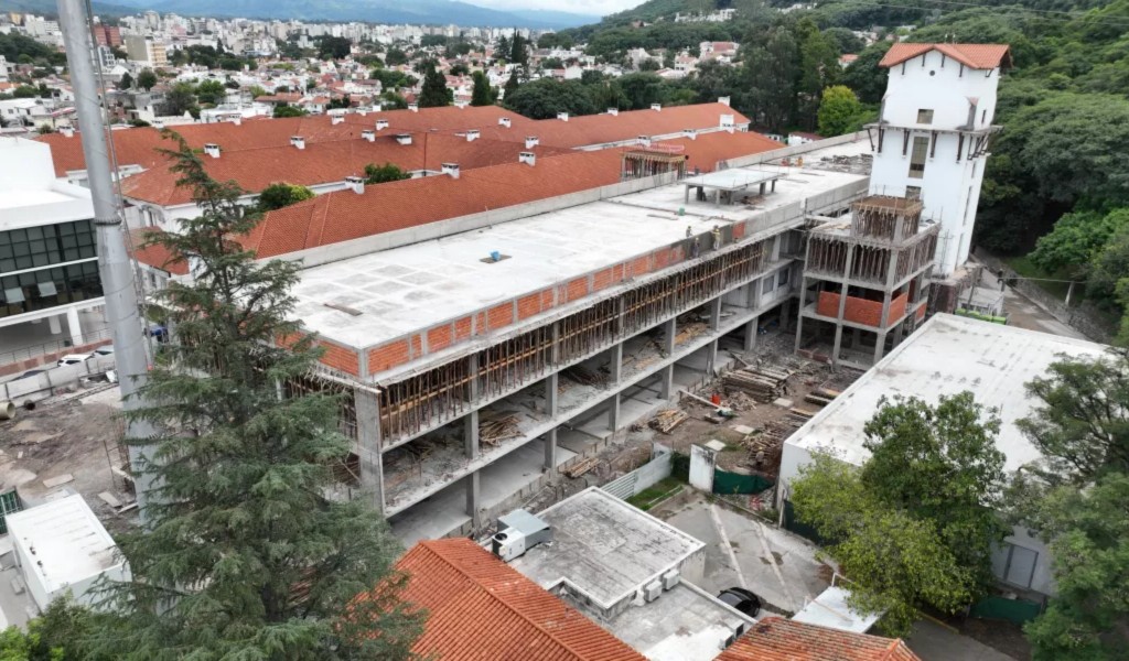 Hospital San Bernardo con el nuevo bloque crítico y la sala de esterilización