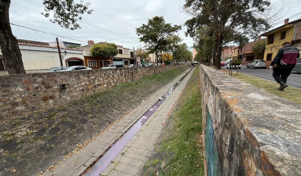 Municipalidad de Salta: se realizó limpieza y desalojo en dos canales de la ciudad