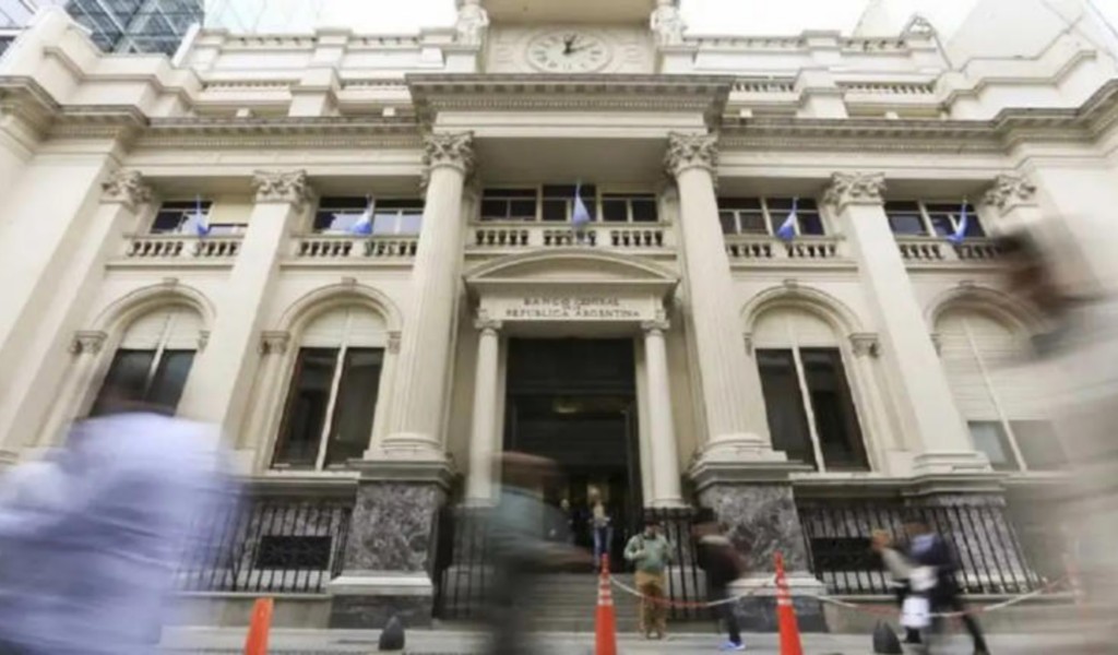 Alerta dólar: el tipo de cambio oficial escala a $1350 y se acerca al techo de la banda