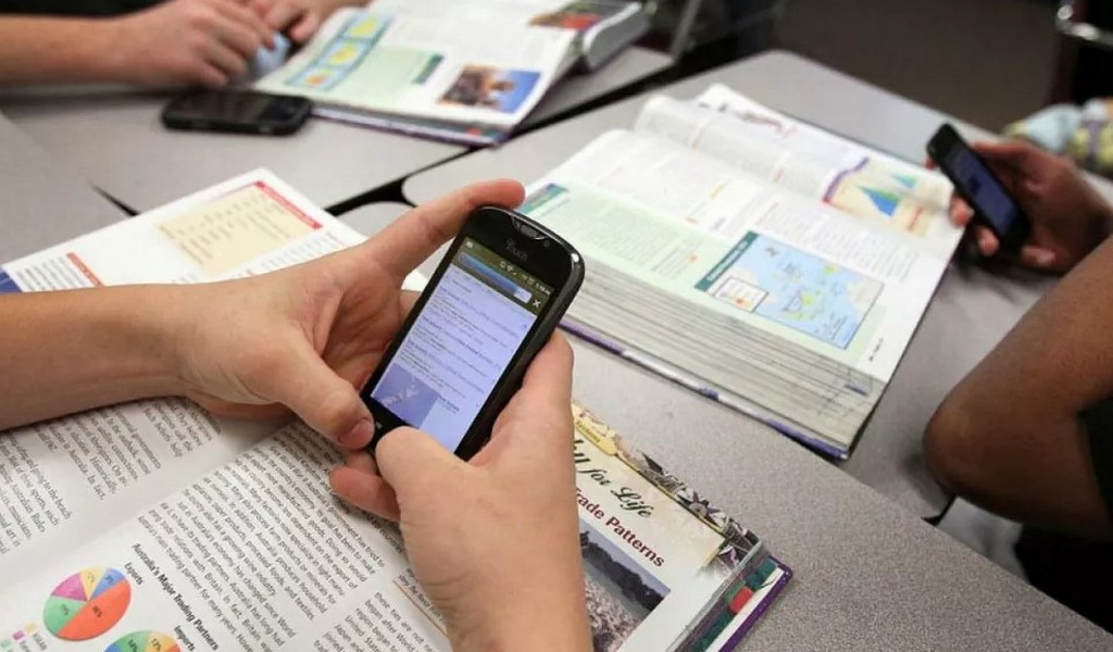 El Ministerio de Educación publicó el protocolo para el uso de dispositivos digitales