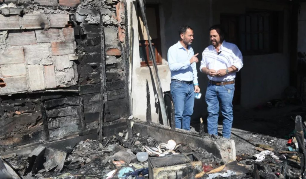 En barrio Ampliación 20 de Junio, el Gobernador coordinó la asistencia a las familias damnificadas por el fuego