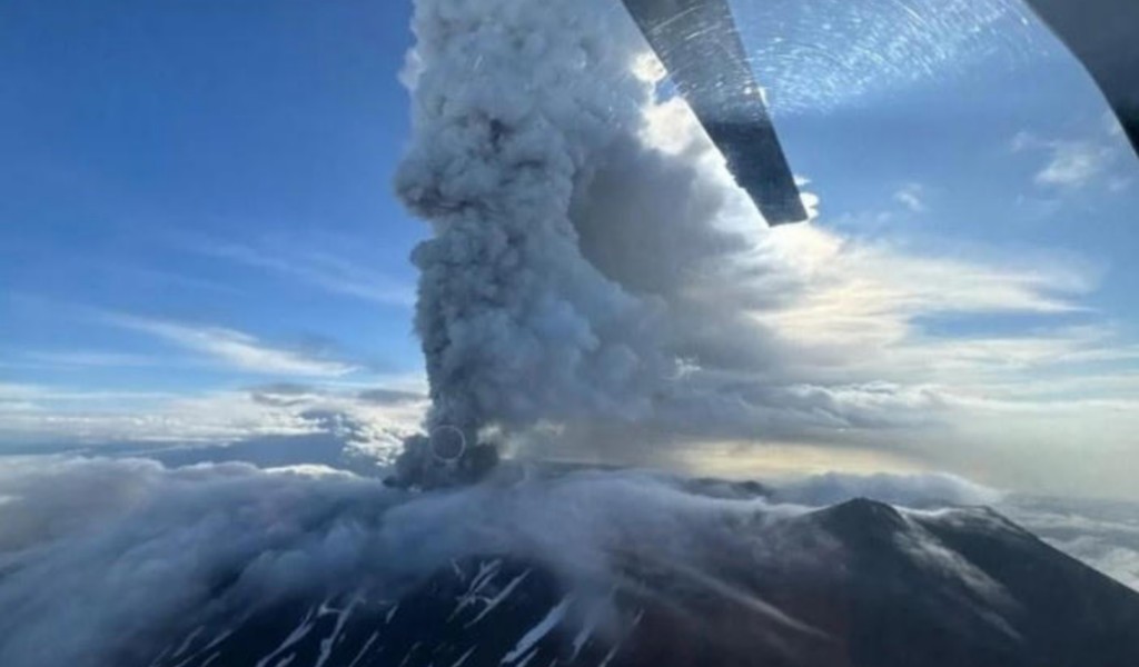 Rusia: en alerta máxima, el volcán Kracheninnikov entró en erupción tras 450 años
