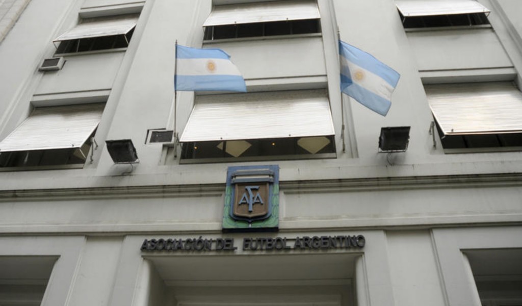 LA AFA despidió a un árbitro por "atentar contra los valores del fútbol"