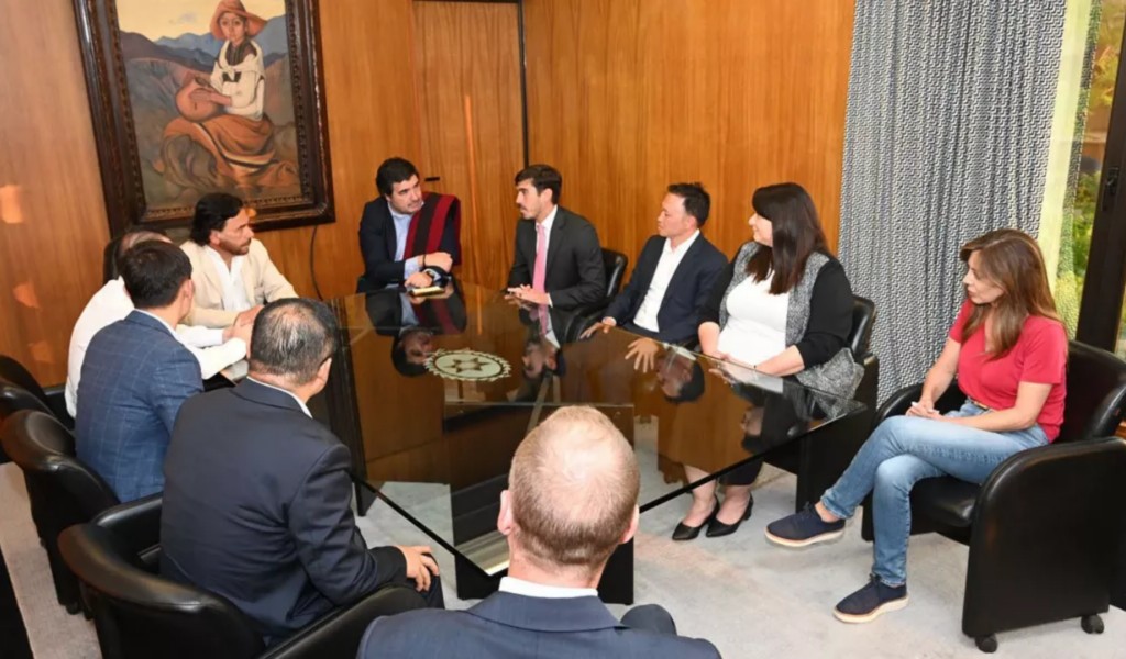 Ganfeng Lithium presentó a Sáenz un nuevo proyecto de litio por US$2.000 millones