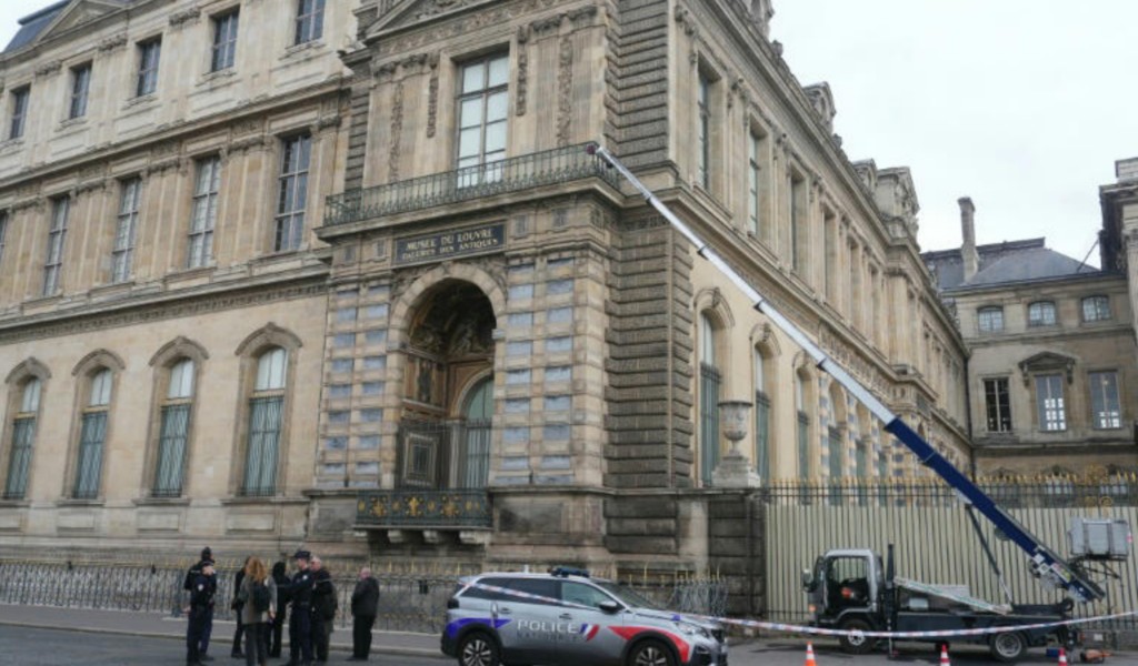 Dos nuevos imputados por el robo en el Louvre, entre ellos una mujer de 38 años