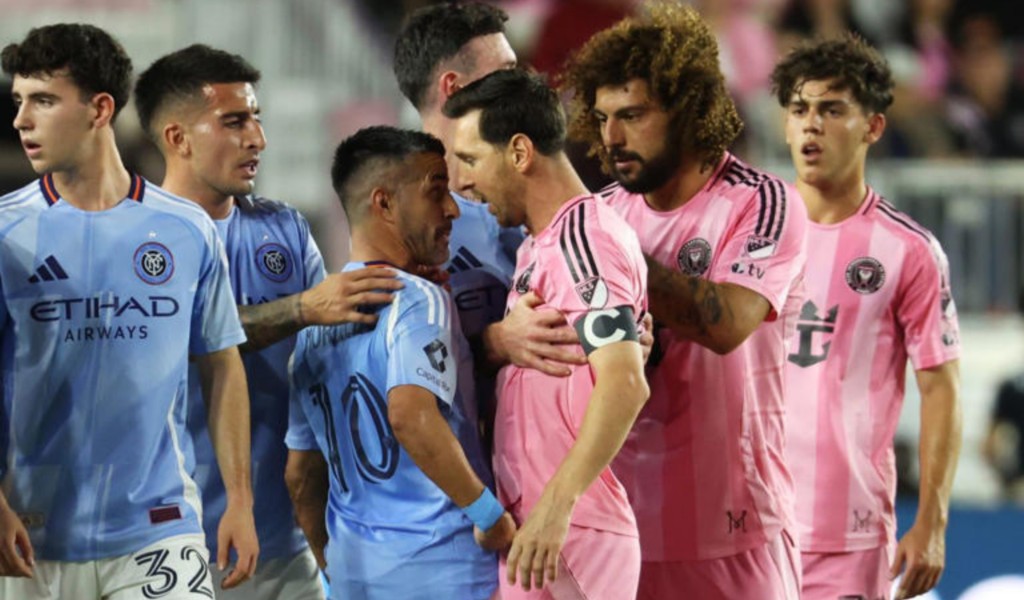 Duro cruce de Lionel Messi con un ex Selección Argentina