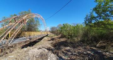 El municipio realiza tareas de limpieza y restauración de pasarelas de Villa El Sol
