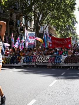 Una multitud marchó contra el discurso homofóbico de Milei en Davos