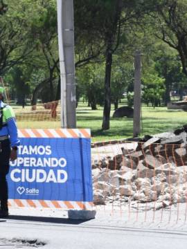 MUNICIPALIDAD DE SALTA: Efectúa arreglos de calzada sobre la calle Mendoza