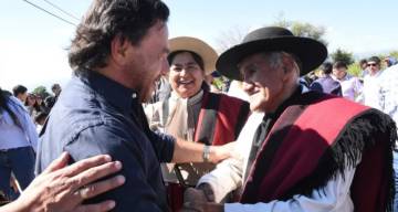 El pueblo de Talapampa celebró su fiesta patronal: Sáenz habilitó obras, entregó un colectivo y maquinaria