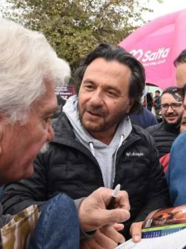El gobernador Sáenz atendió consultas de vecinos del barrio 20 Junio en la jornada de servicios del Gobierno y Municipio