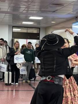MUNICIPALIDAD DE SALTA: Con una cálida bienvenida, la ciudad recibió a cientos de turistas este sábado
