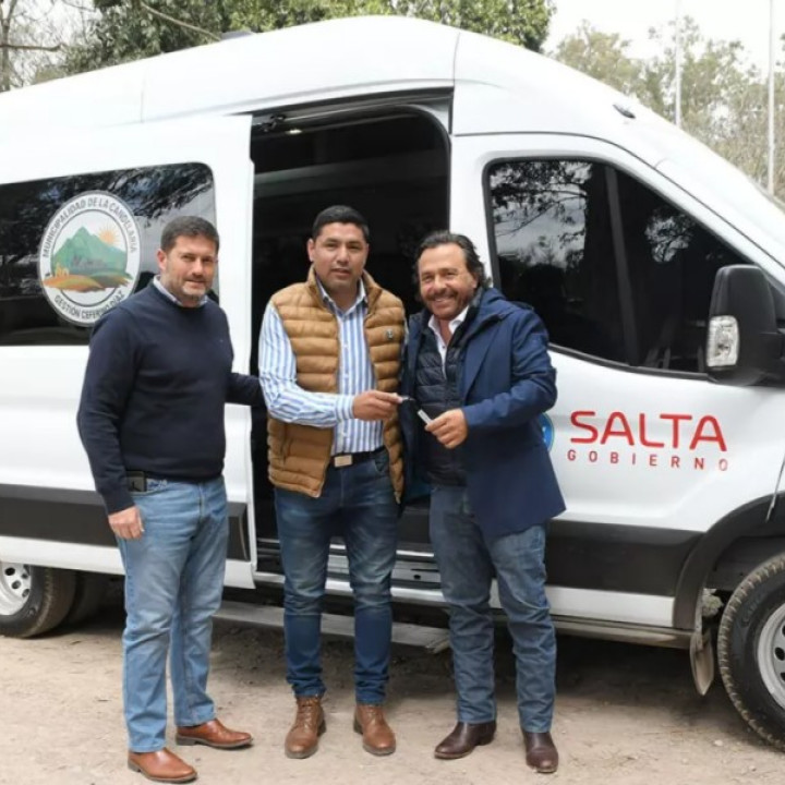 La gestión Sáenz continúa renovando la flota vehicular de los municipios con la entrega de una minibús Okm para La Candelaria