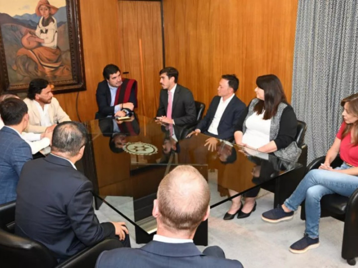 Ganfeng Lithium presentó a Sáenz un nuevo proyecto de litio por US$2.000 millones