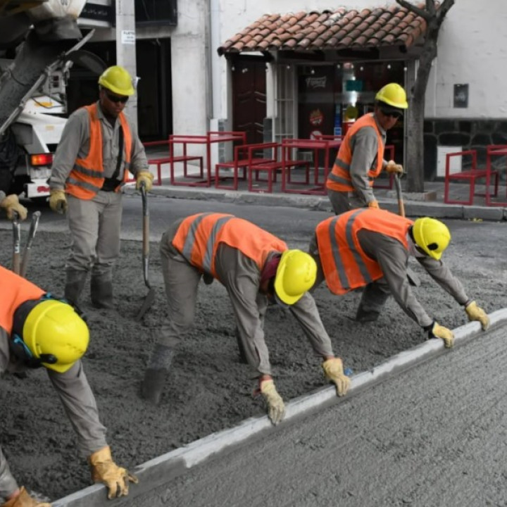 MUNICIPALIDAD DE SALTA: Con tareas de hormigonado se renueva la calzada en Pueyrredón y Alsina