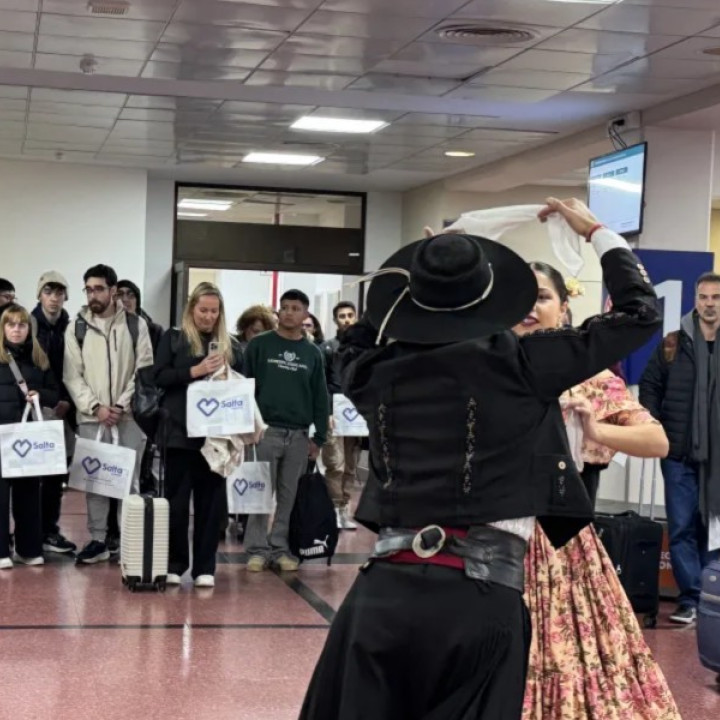 MUNICIPALIDAD DE SALTA: Con una cálida bienvenida, la ciudad recibió a cientos de turistas este sábado