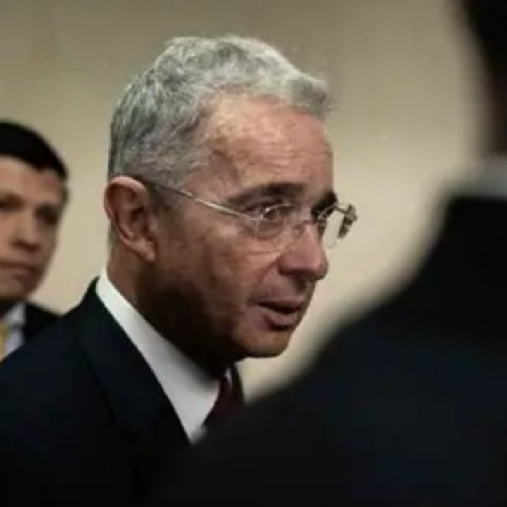 Expresidente colombiano Uribe conoce el fallo de su juicio por soborno y fraude