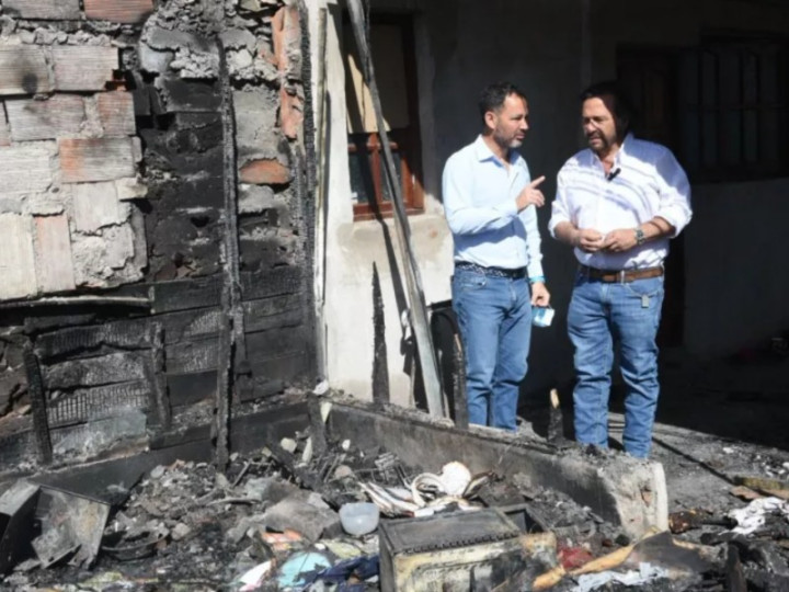 En barrio Ampliación 20 de Junio, el Gobernador coordinó la asistencia a las familias damnificadas por el fuego